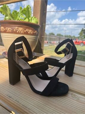 ❤️ D Suede Heels Size7